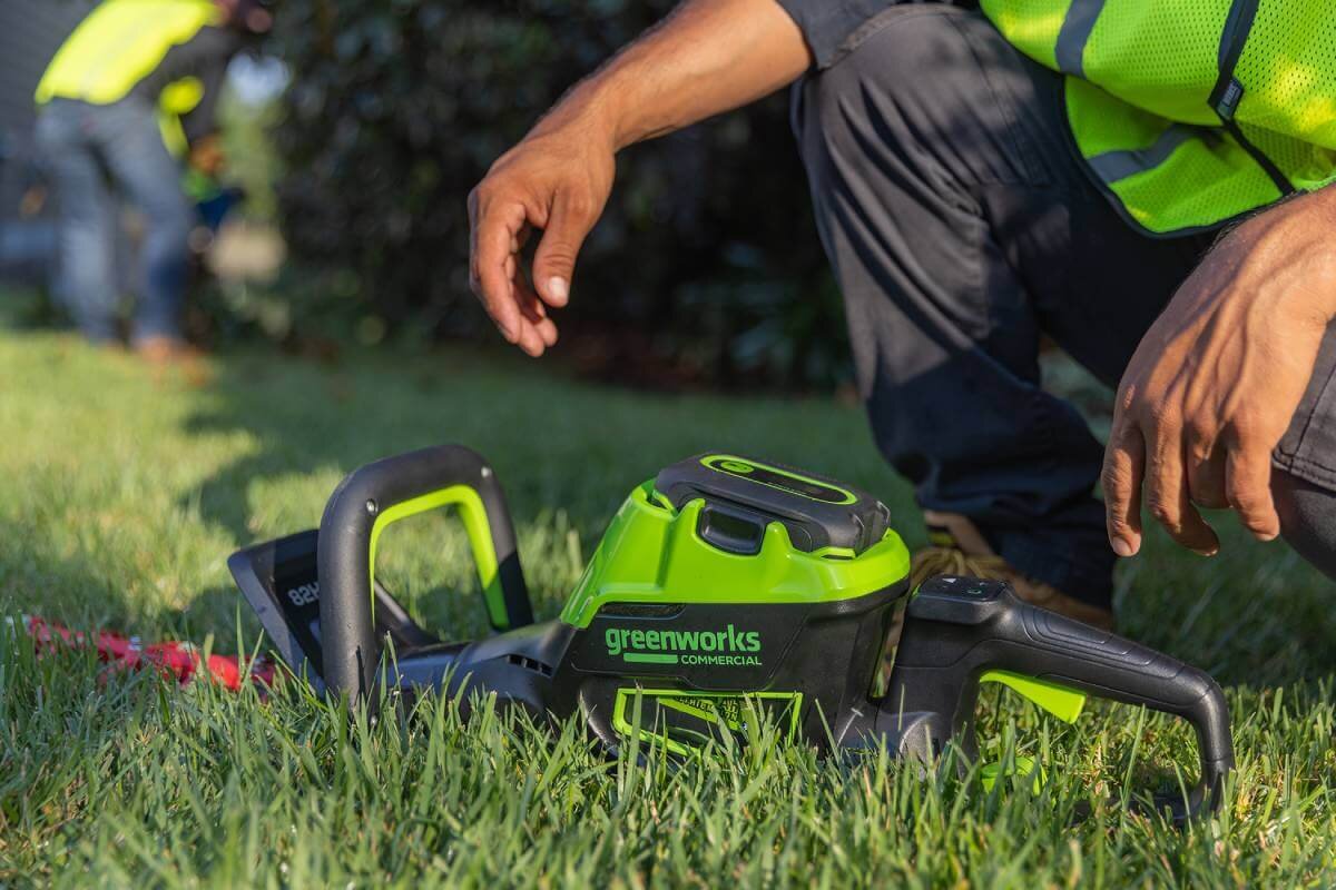 Кусторез садовый аккумуляторный GREENWORKS GC82HT2 (2208307) [82В, без АКБ и ЗУ]