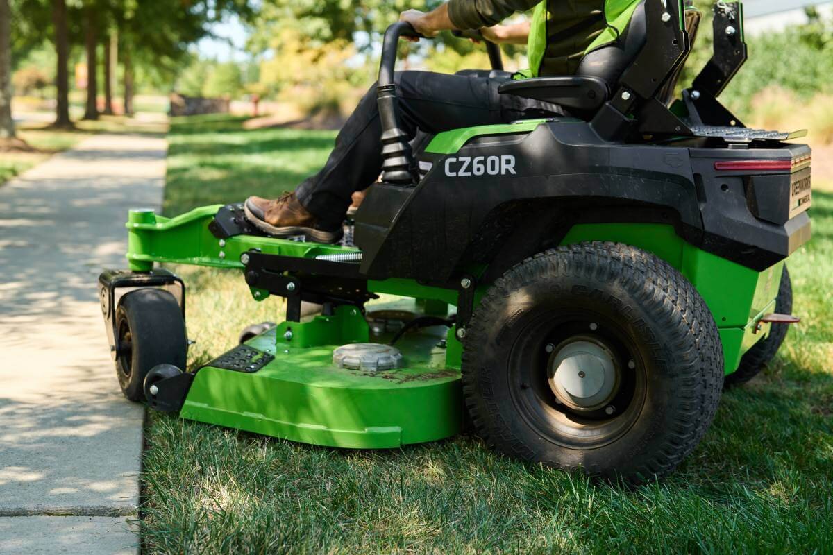 Райдер садовый аккумуляторный GREENWORKS ZTC152 (7405107)
