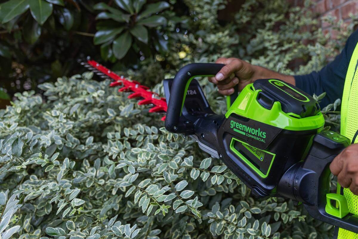 Кусторез садовый аккумуляторный GREENWORKS GC82HT2 (2208307) [82В, без АКБ и ЗУ]
